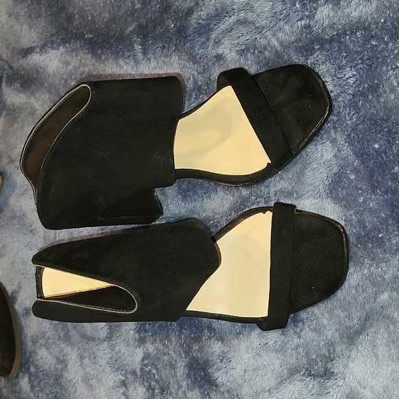 Black heels - Picture 2 of 2